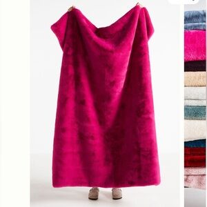 NWT Anthropologie Sophie faux fur blanket - Raspberry